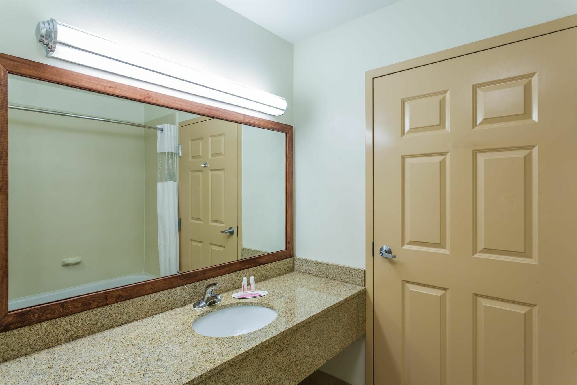 Red Roof Inn ホーマ エクステリア 写真